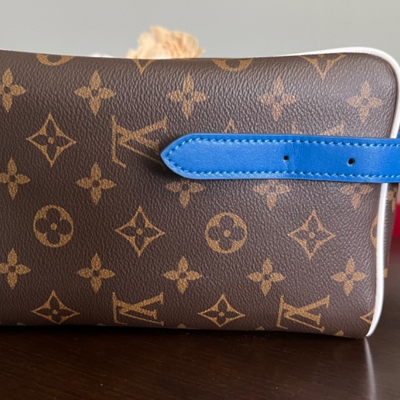 Louis Vuitton x NBA Cloakroom Dopp Kit Monogram - Picture 8 of 10